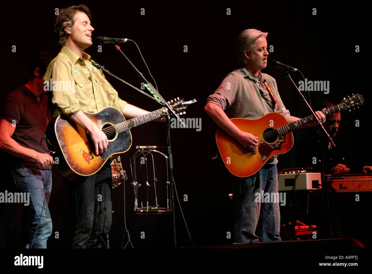 Jim Cuddy, Left e Greg Keelor della band canadese, Blue Rodeo si esibiscono dal vivo in concerto. Foto Stock