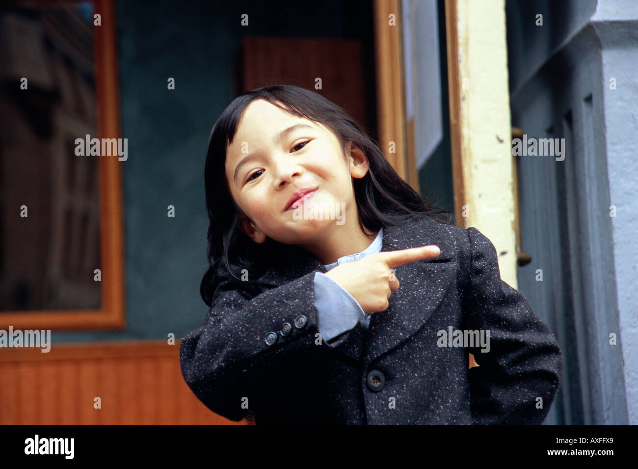 Cinque anni di ragazza sorridente e puntamento Foto Stock