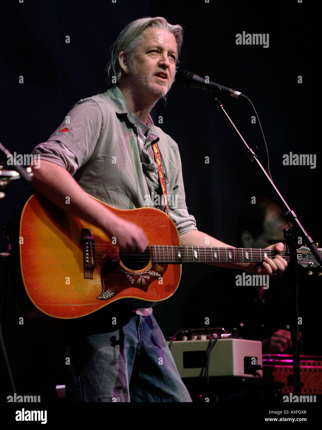 Greg Keelor del gruppo canadese Blue Rodeo si esibisce dal vivo in concerto. Foto Stock