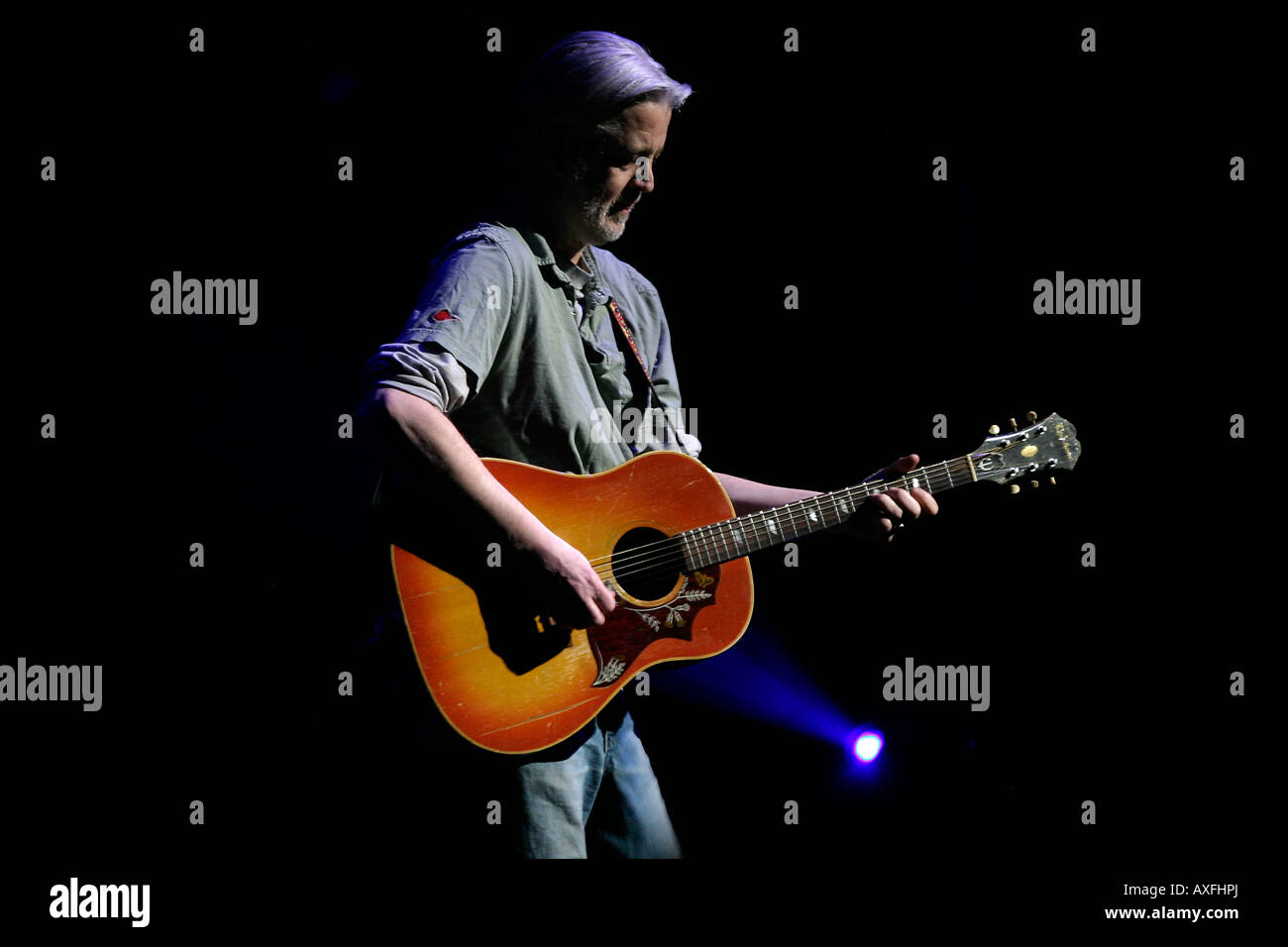 Greg Keelor del gruppo canadese Blue Rodeo si esibisce dal vivo in concerto. Foto Stock