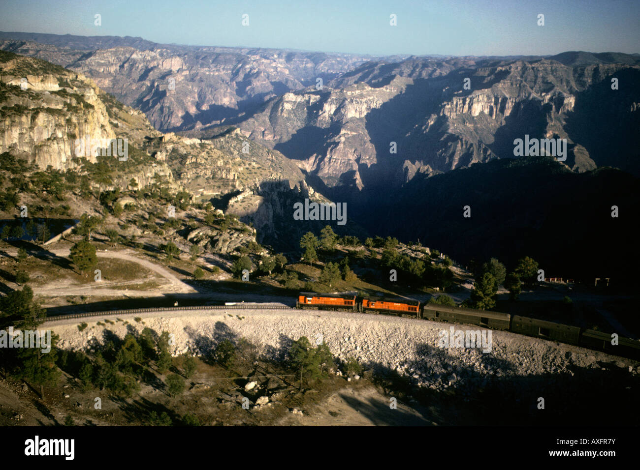 Messico. Chihuahua al Pacífico treno passa attraverso la Sierra Tarahumara. Barranca de Cobre (rame Canyon) in background Foto Stock