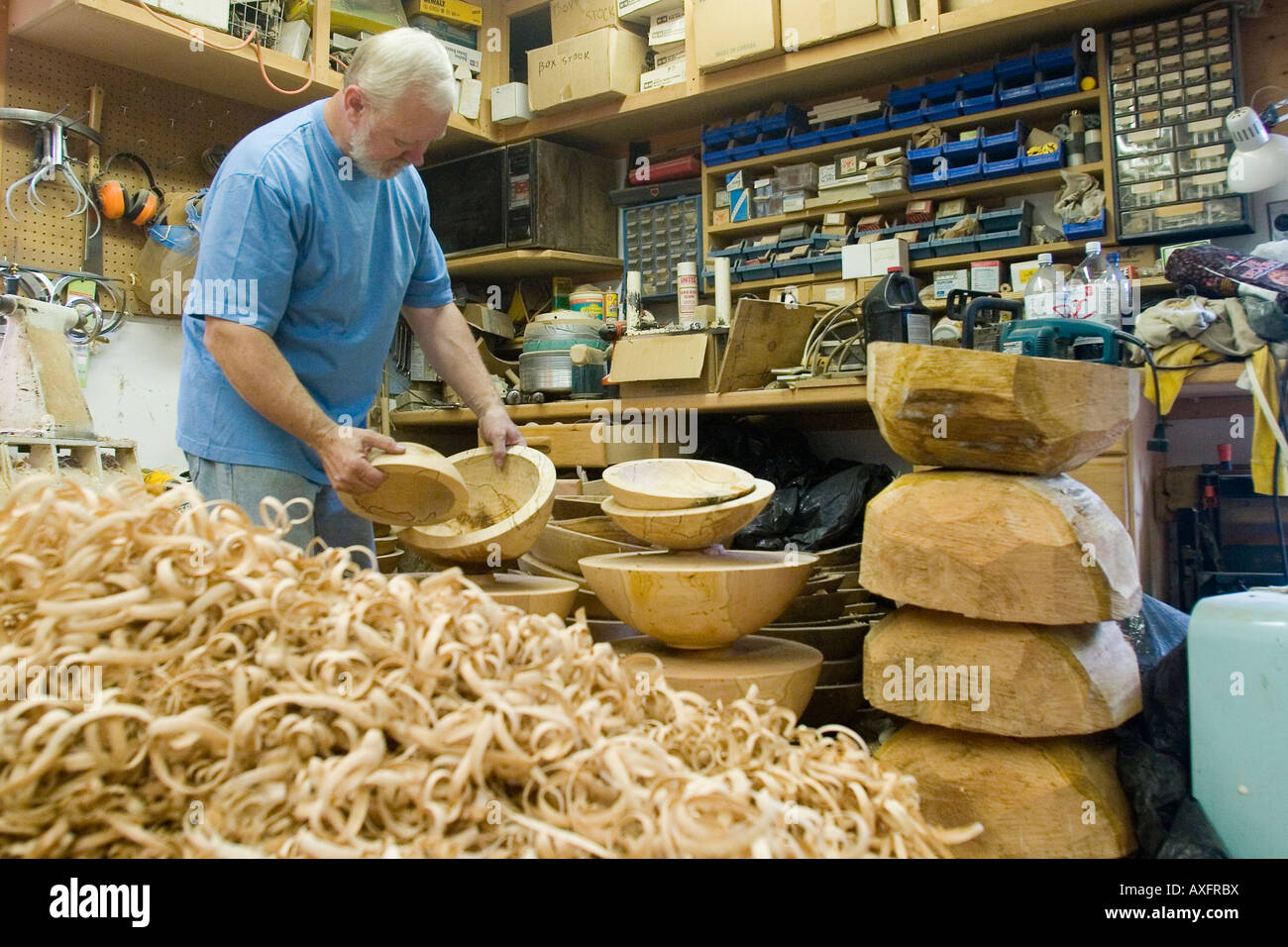 Orizzontale foto a colori che mostra falegname di ispezionare il suo artigianale di bocce. Foto Stock