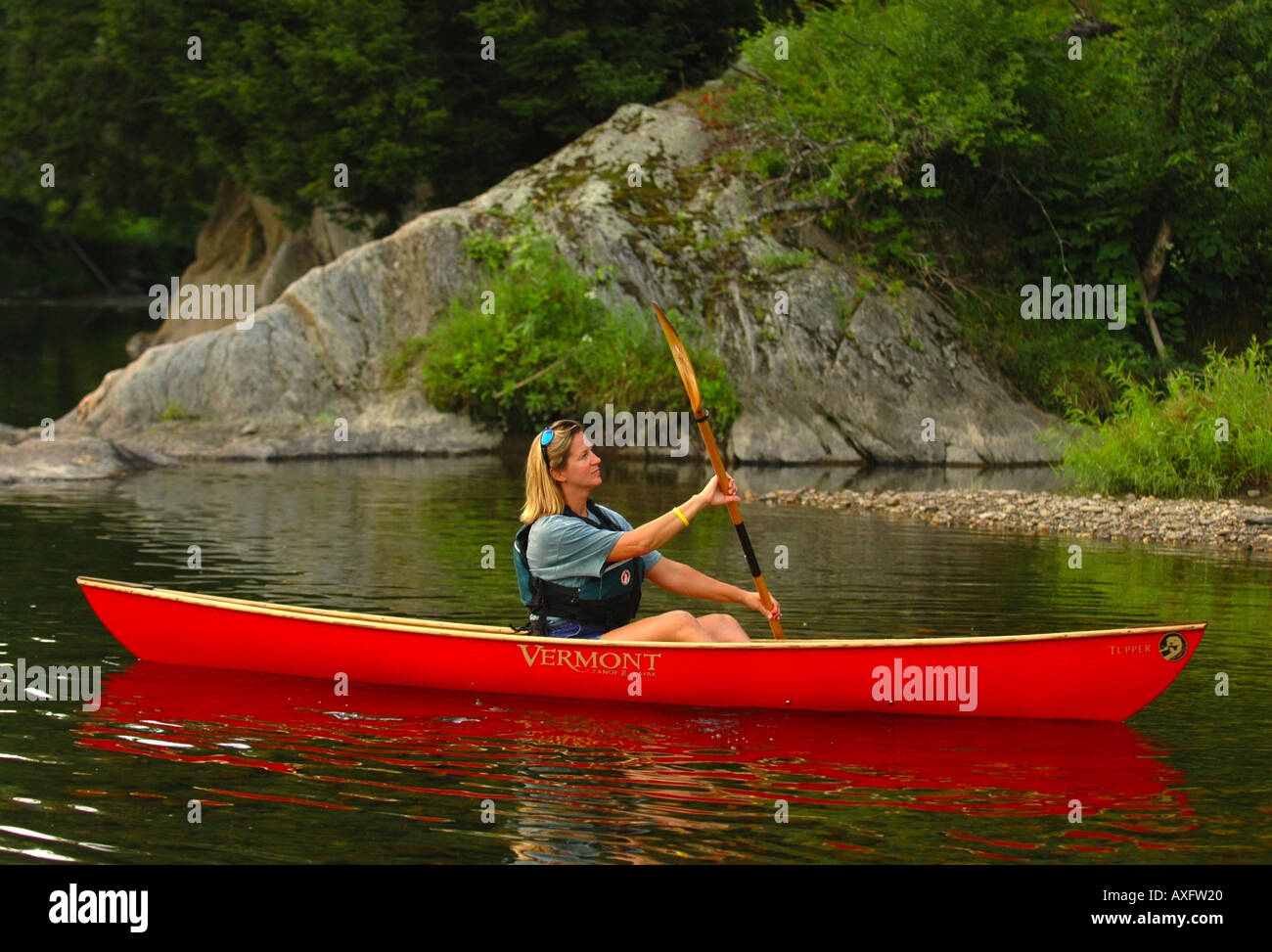 Una donna in canoa sul fiume pazzo in Waitsfield, Vermont Foto Stock