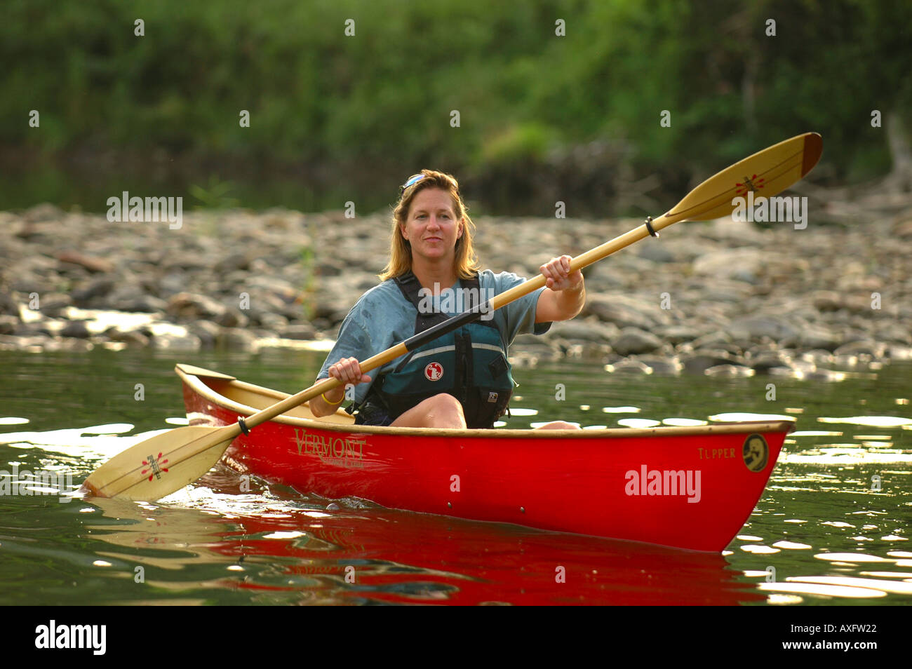 Una donna in canoa sul fiume pazza nel Vermont Foto Stock