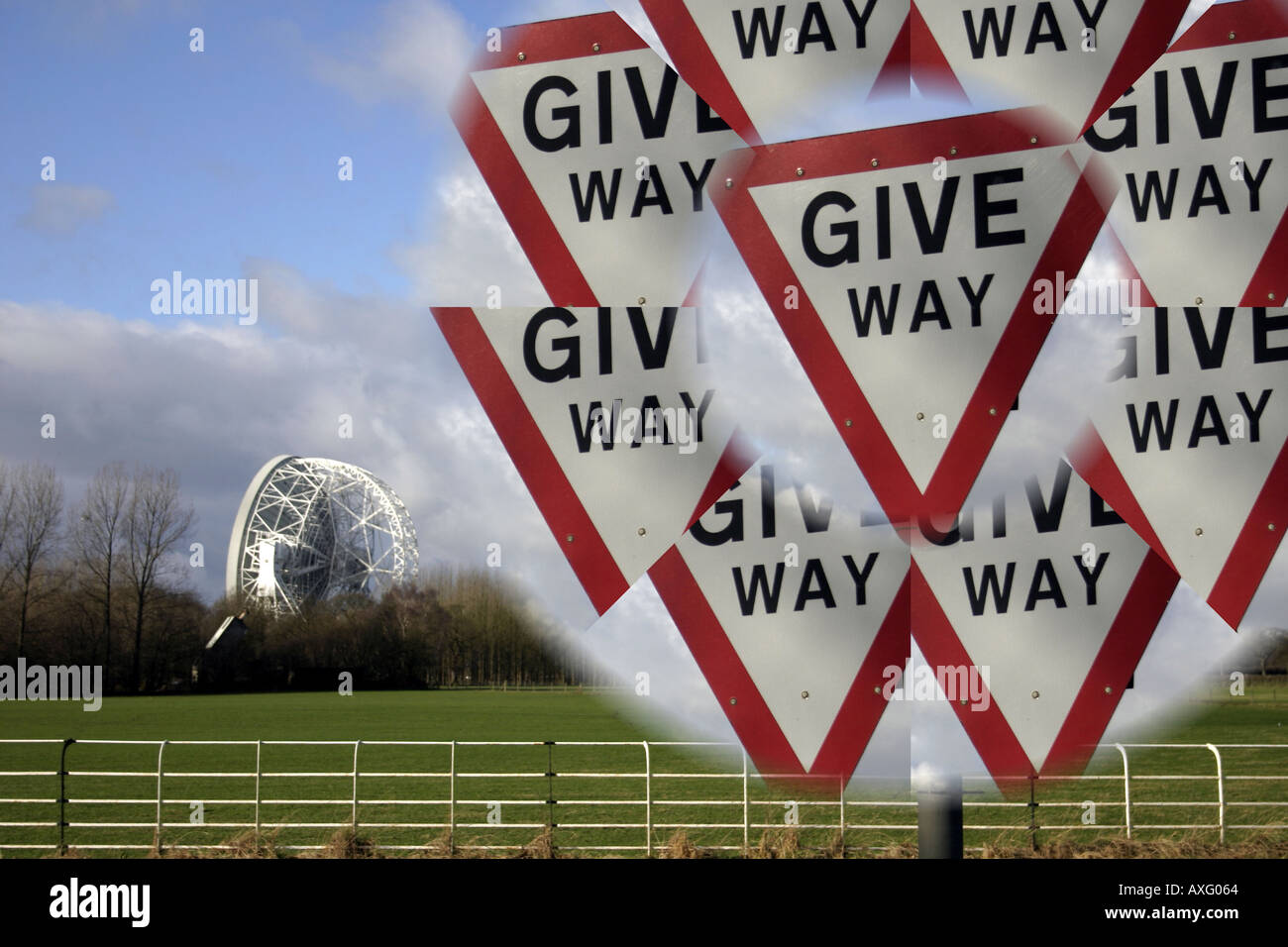 Multi-shot di dare modo segno con Jodrell Bank Cheshire Regno Unito in background guardando l'universo Foto Stock