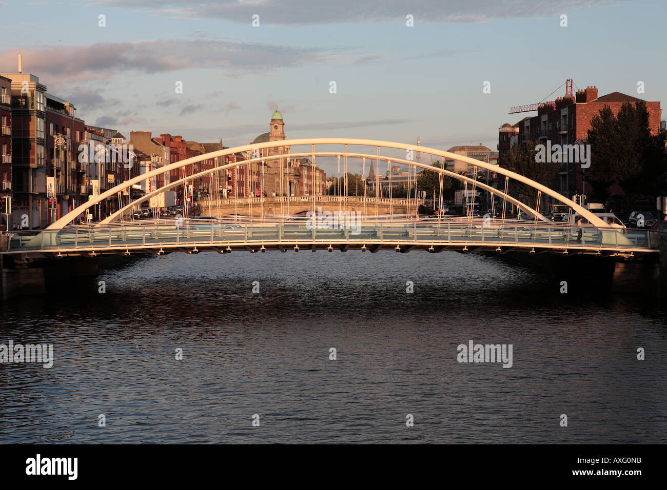 James Joyce Bridge sul fiume Liffey, Dublin City Foto Stock