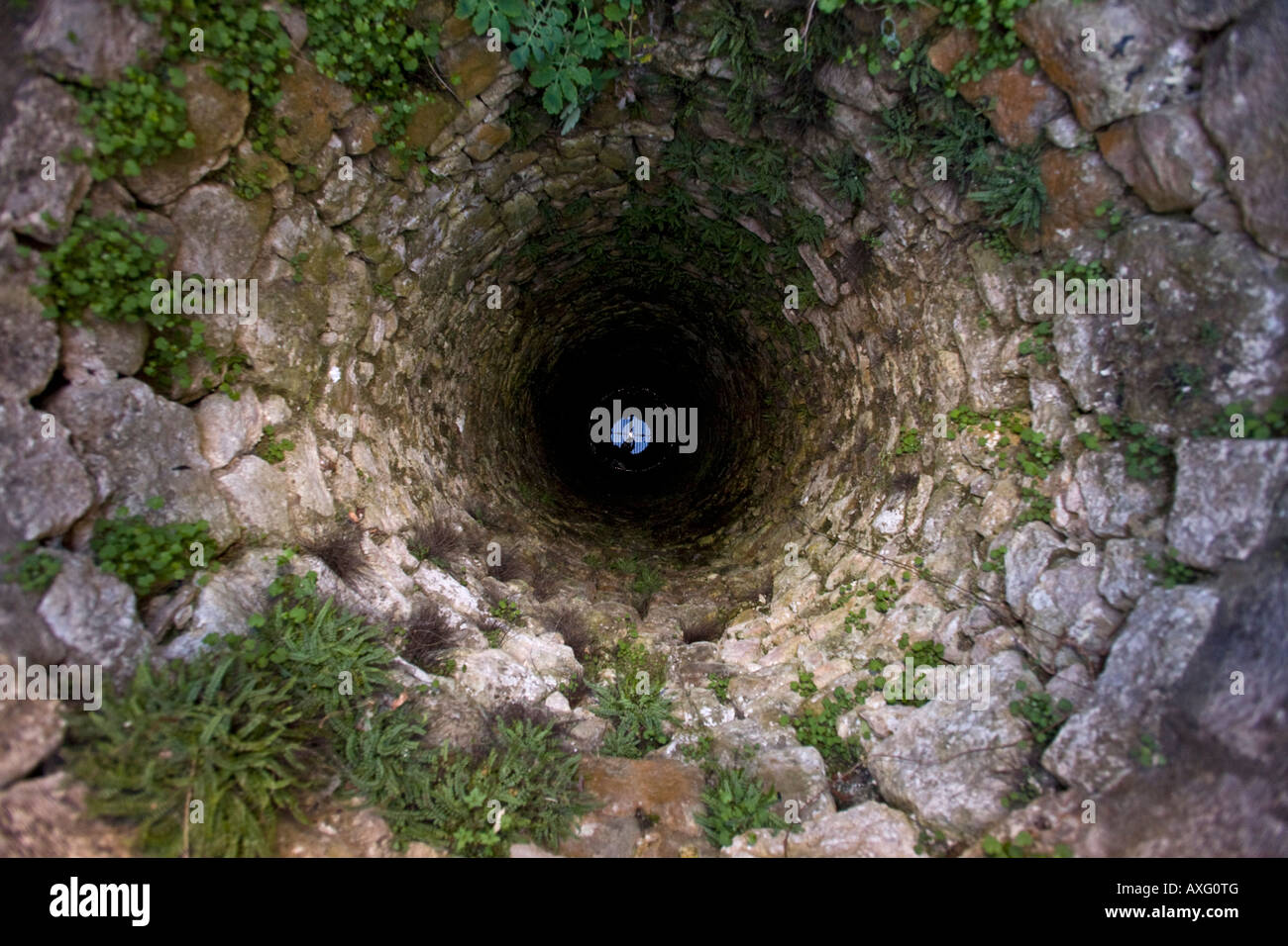 Una vista da sopra di un pozzo profondo. Vue plongeante dans un puits profond. Foto Stock