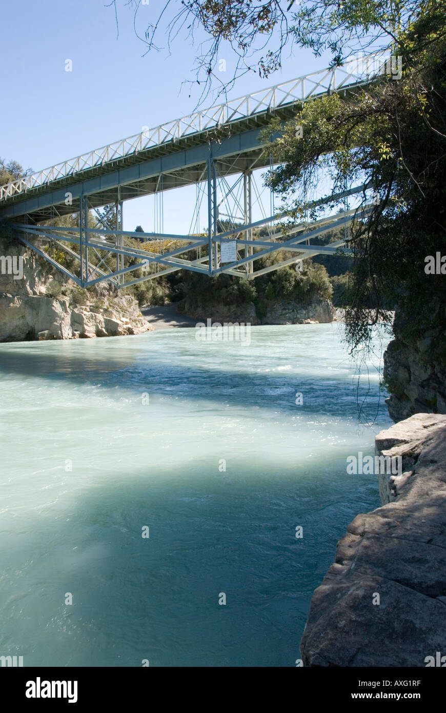 Vista da sotto il ponte n. 1 oltre il Rakaia Gorge Nuova Zelanda in verticale Foto Stock