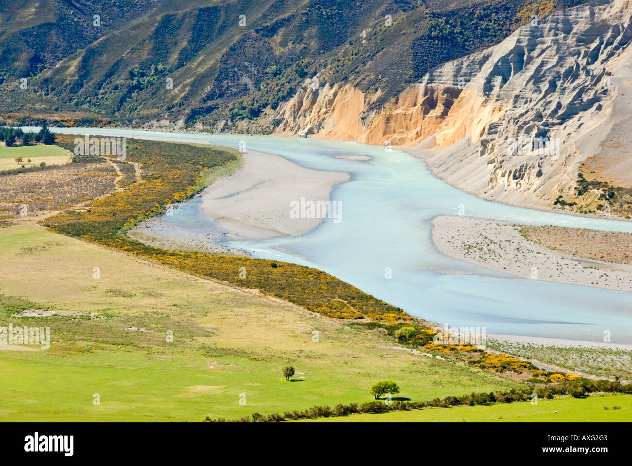 La treccia Rakaia river si snoda attraverso la sua gola in Canterbury in Nuova Zelanda Foto Stock