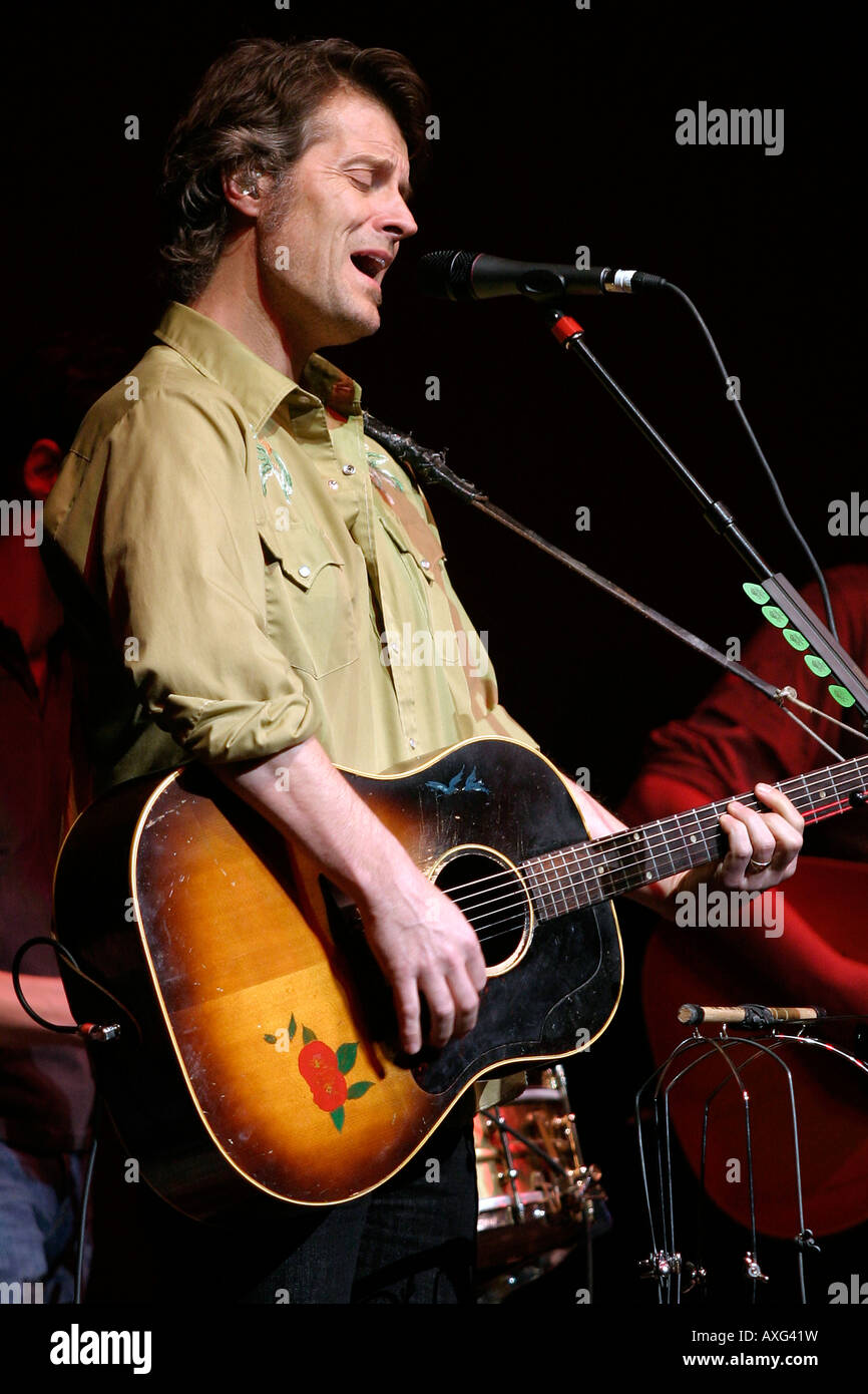 Jim Cuddy della band canadese Blue Rodeo esegue durante un concerto Foto Stock