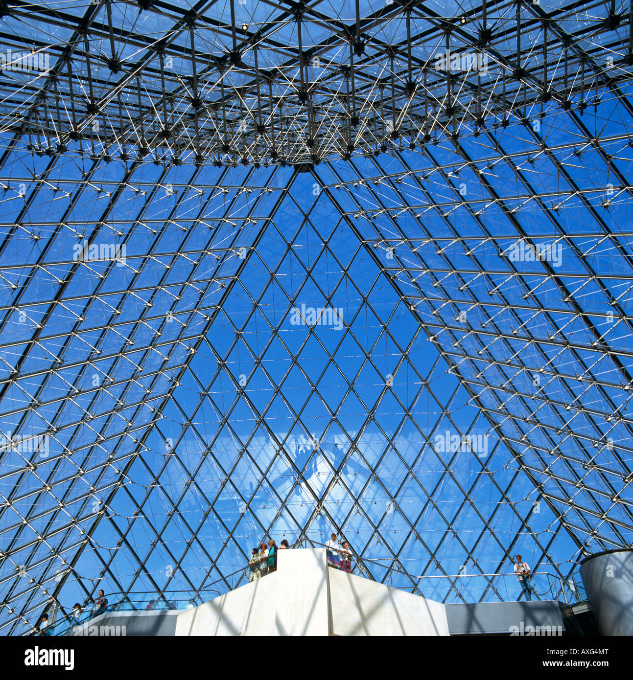 Interno della piramide in vetro di fronte al Palais du Louvre Parigi Francia Foto Stock