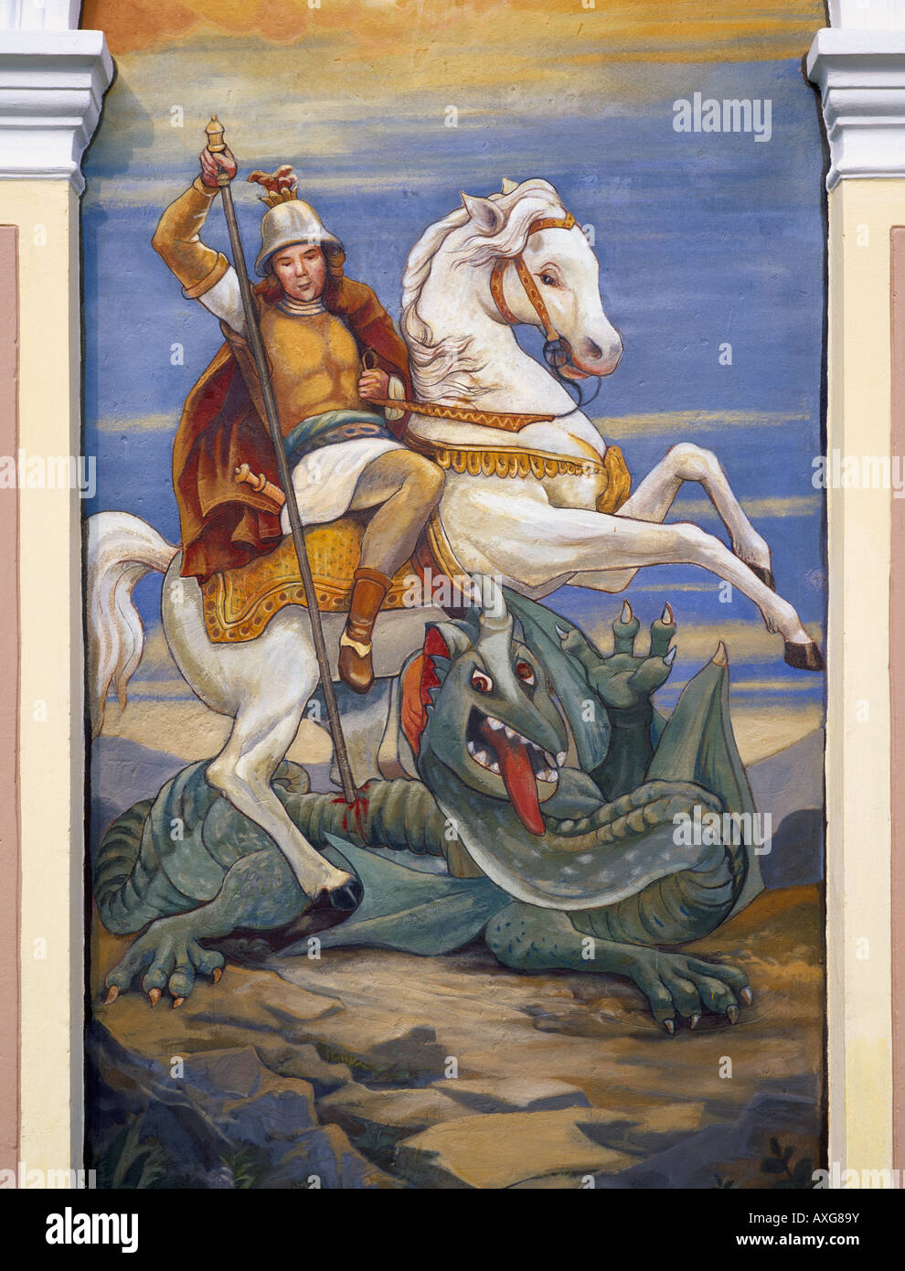 Un murale su una strada santuario raffigurante San Giorgio che uccide il drago. Situato vicino a Bled, Gorenjska, Slovenia. Foto Stock