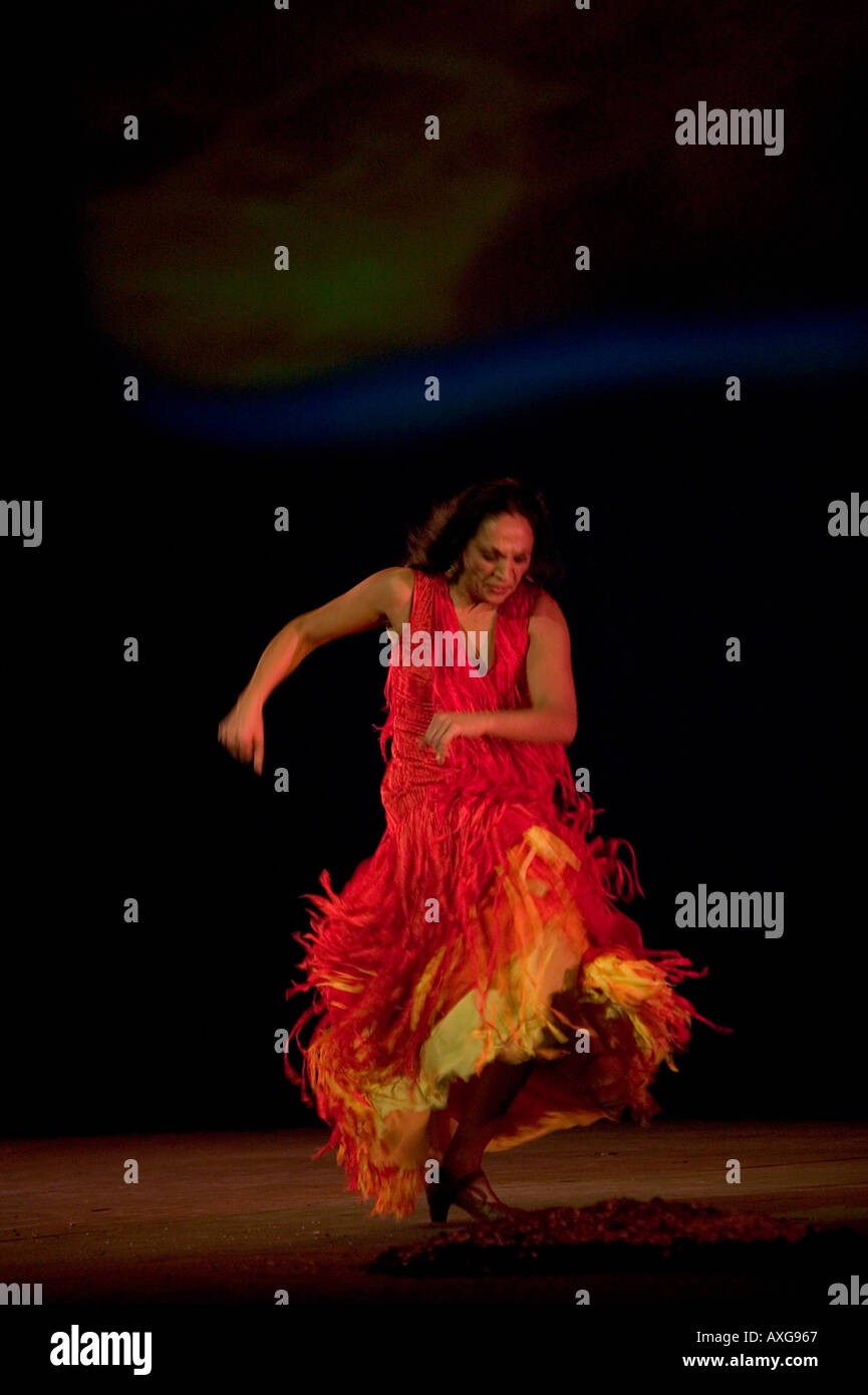 Carmen Cortes esegue come un fuoco in 4 Elementi mostra Festival di Flamenco USA a New York City Center hall NY USA 27 Gen 2005 Foto Stock