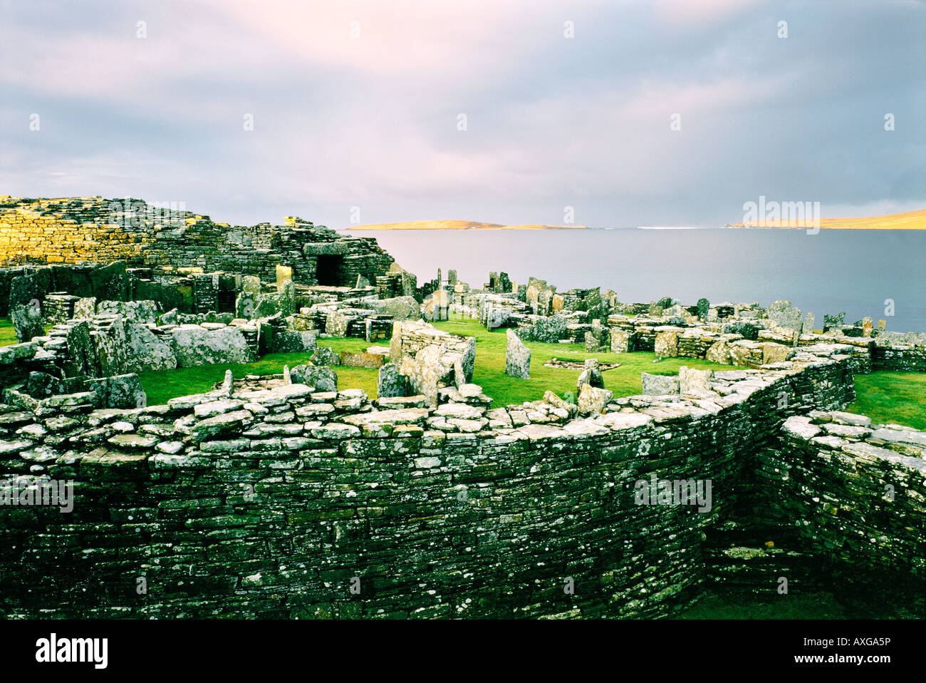 Broch di Gurness Iron Age Village. La torre centrale, radiale case adiacenti e la parete. Eynhallow Sound, Continentale, Orkney, Scozia Foto Stock