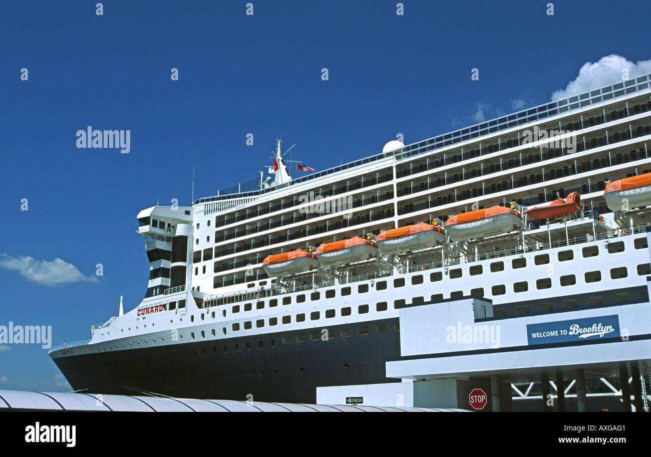 La Cunard transatlantico Queen Mary 2 al suo ormeggio di Brooklyn a New York Foto Stock