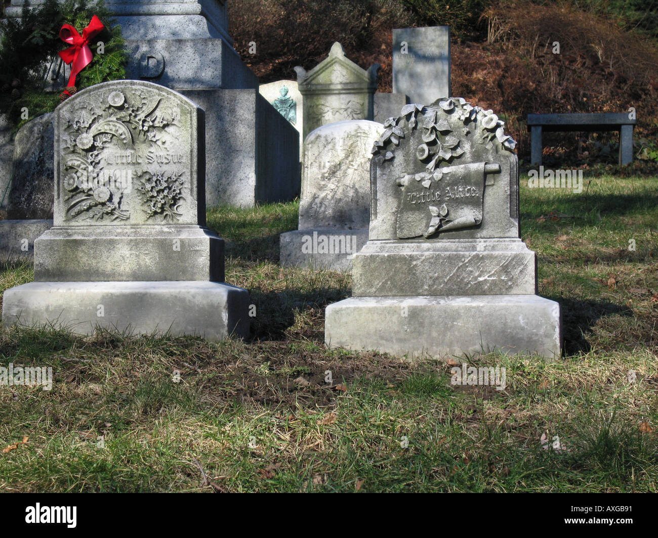 Tombe di bambine nel Mount Auburn Cemetery in Cambridge Massachusetts Foto Stock