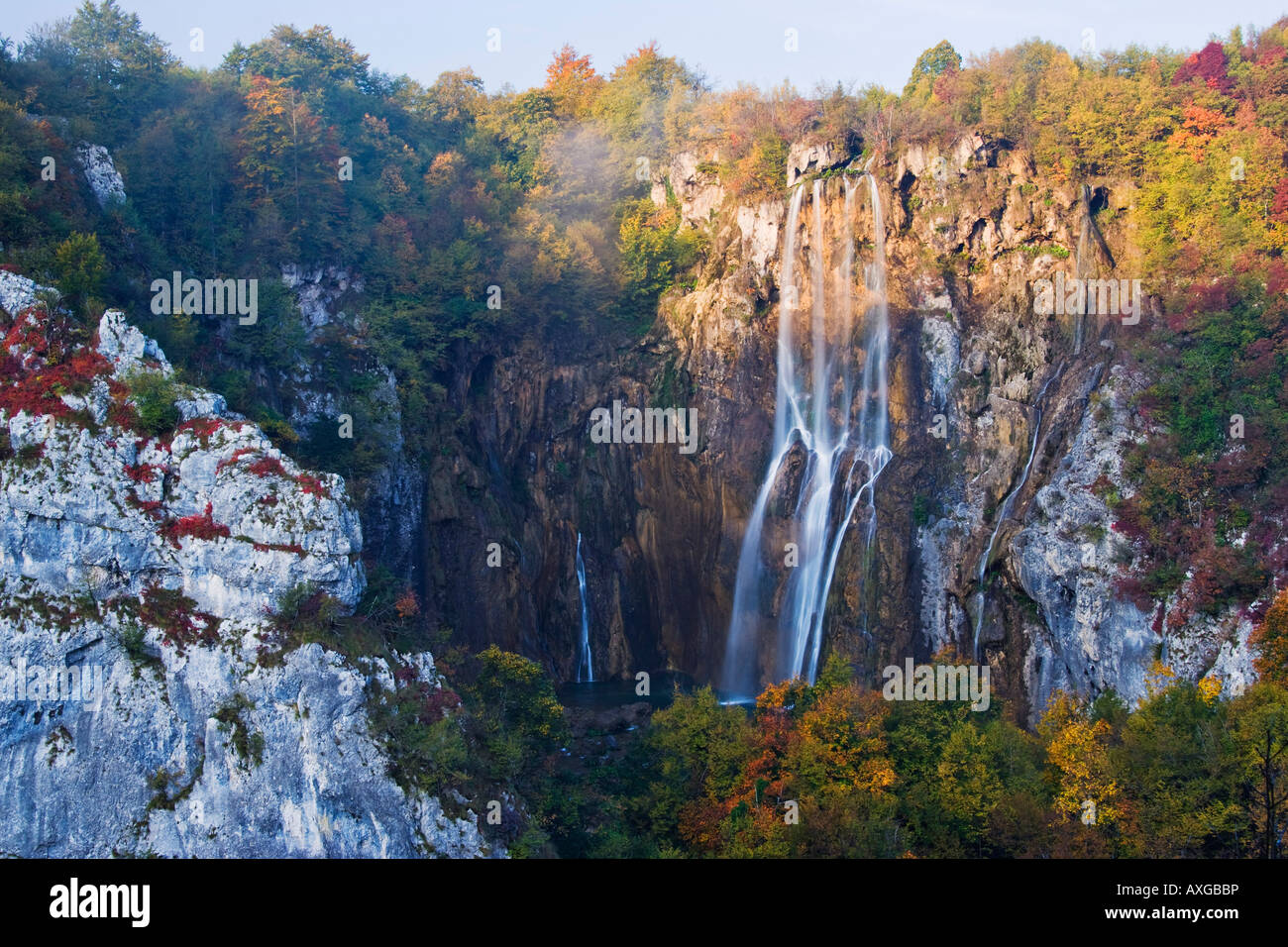 Le cascate inferiori e di Veliki Slap, il Parco Nazionale dei Laghi di Plitvice, Croazia Foto Stock