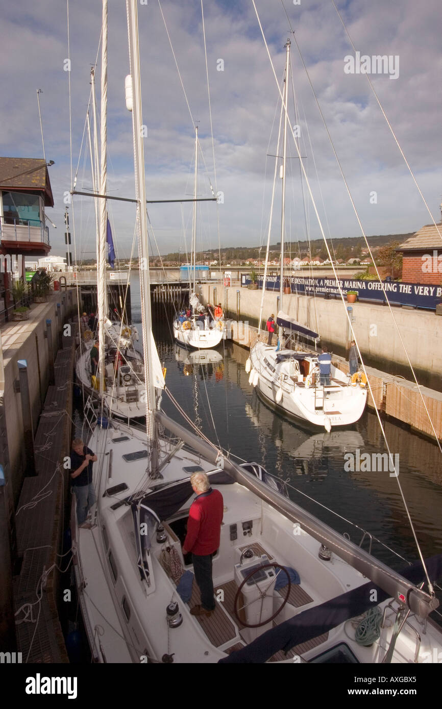 Il comando della serratura con yacht Outbound port solent Hampshire REGNO UNITO Foto Stock