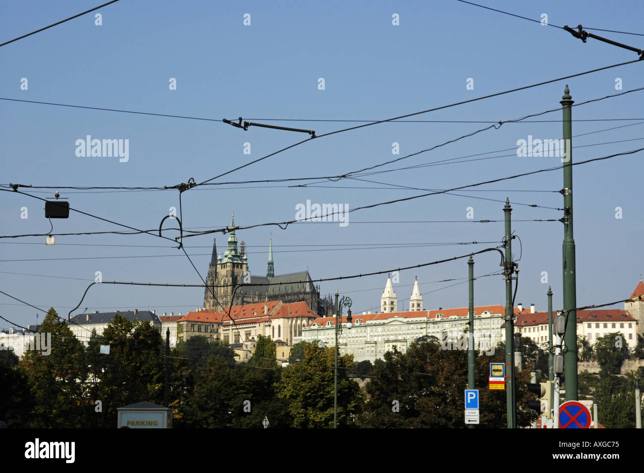 Praga, hill Hradschin con Cattedrale Veits, linea aerea di contatto Foto Stock