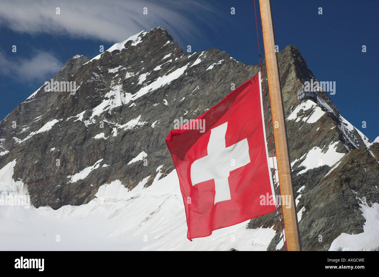 Vista della Jungfrau e bandiera svizzera dal Jungfraujoch Oberland Bernese svizzera Foto Stock