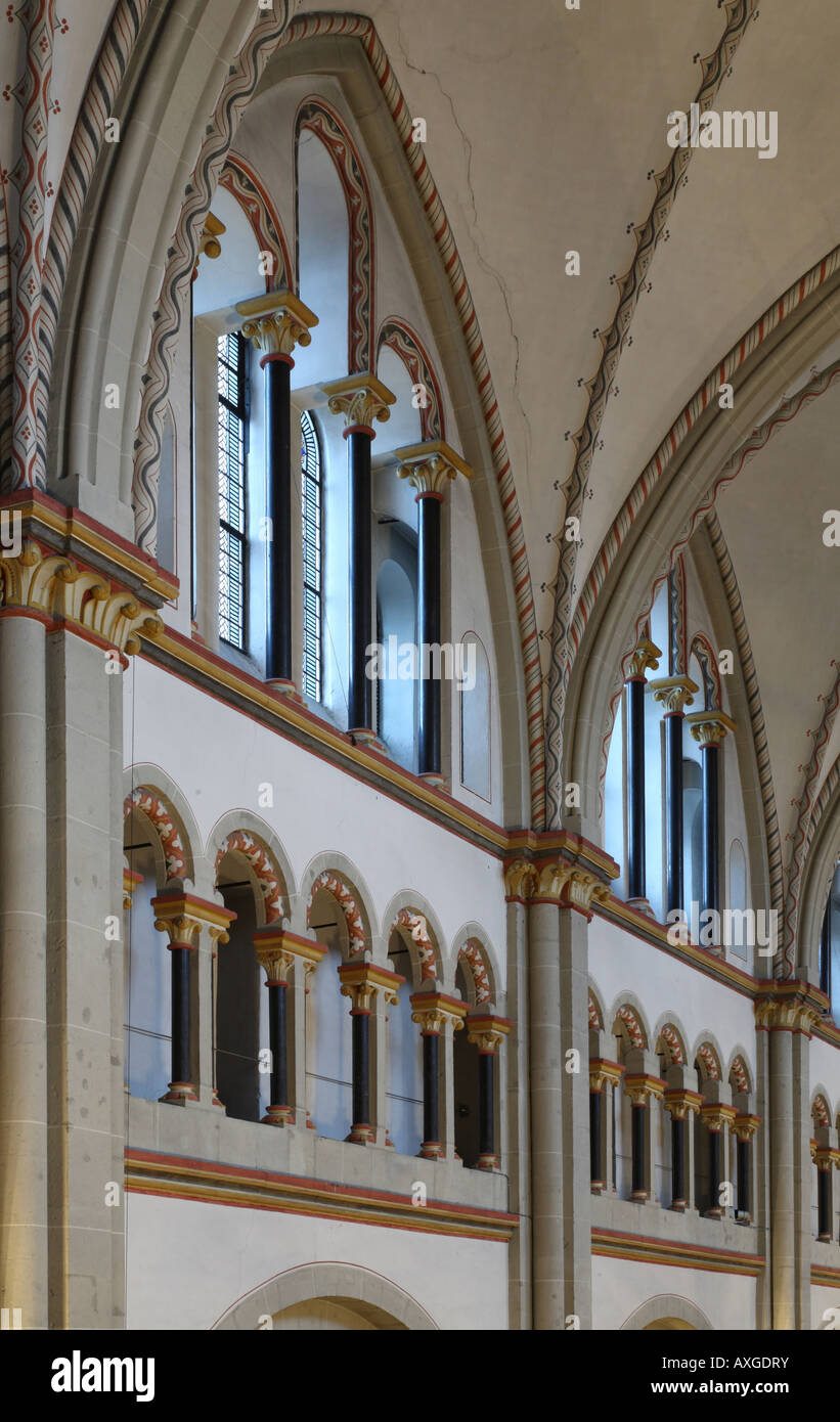 Bonn, Münster, Blick von der Orgelempore auf den nördlichen Wandaufbau Foto Stock