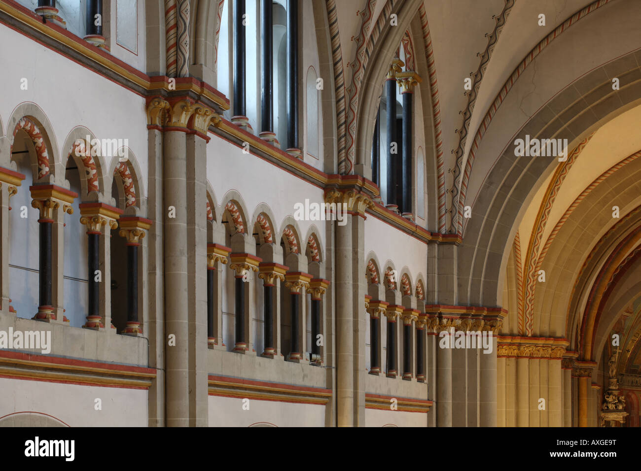 Bonn, Münster, Blick von der Orgelempore auf den nördlichen Wandaufbau Foto Stock