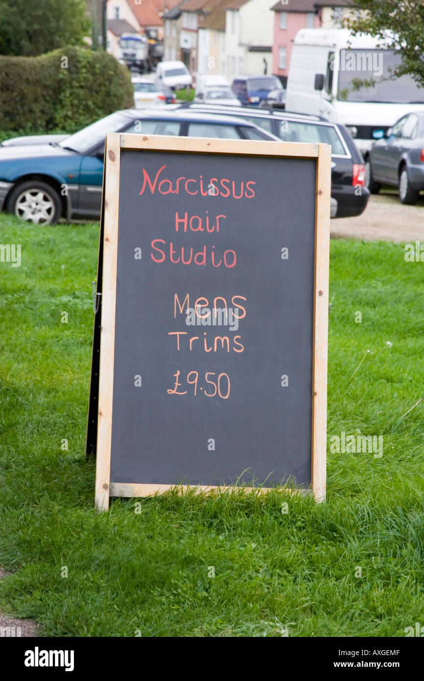 Un segno pubblicità il salone di parrucchiere in Haughley, Suffolk, Regno Unito Foto Stock Un segno pubblicità il salone di parrucchiere in Haughley, Suffolk, Regno Unito Foto Stock