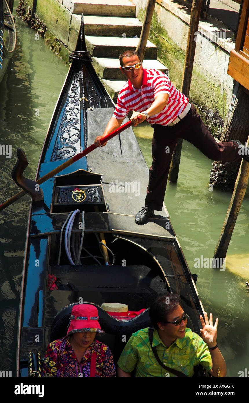 I turisti relax su una gondola a Venezia Veneto Italia Foto Stock