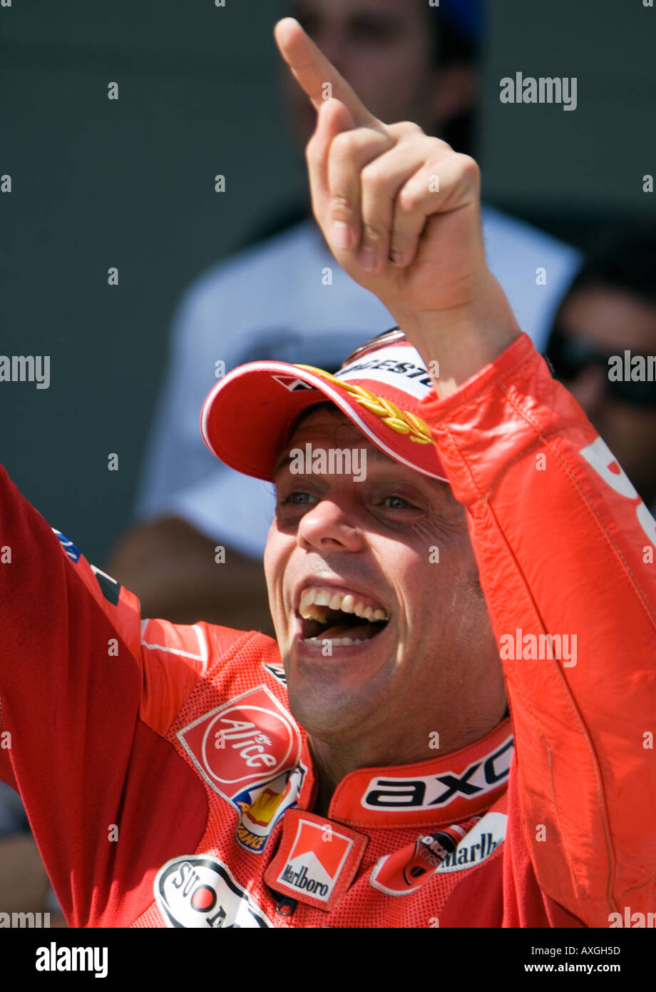 Loris Capirossi saluta la folla mentre celebra la sua vittoria dopo il 2005 MotoGP sul circuito di Sepang in Malesia Foto Stock