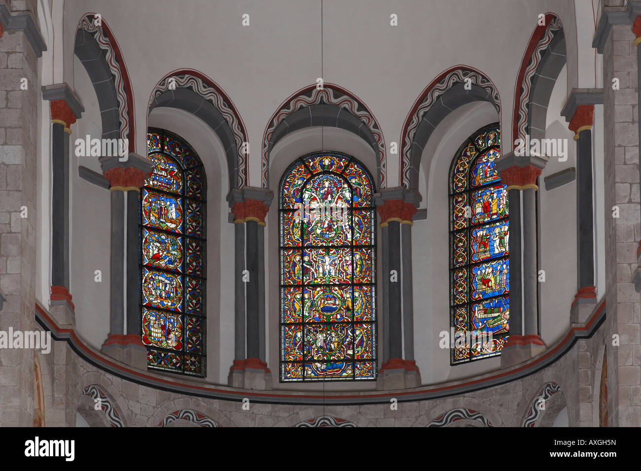 Köln, San Kunibert, Romanische Fenster in der Chorapsis, obere Reihe Foto Stock