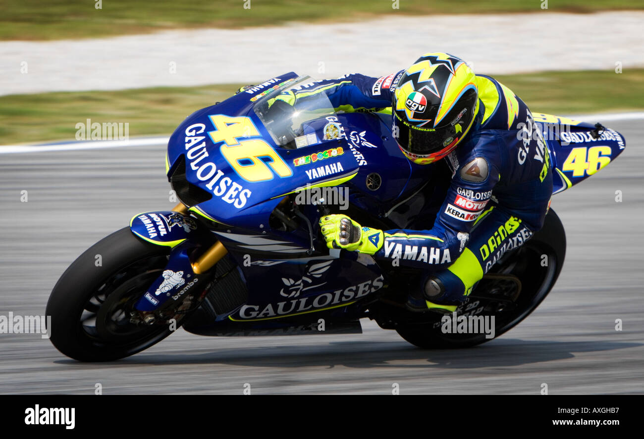 Valentino Rossi banche in un angolo durante il 2005 MotoGP al Sepang International Circuit in Malesia Foto Stock