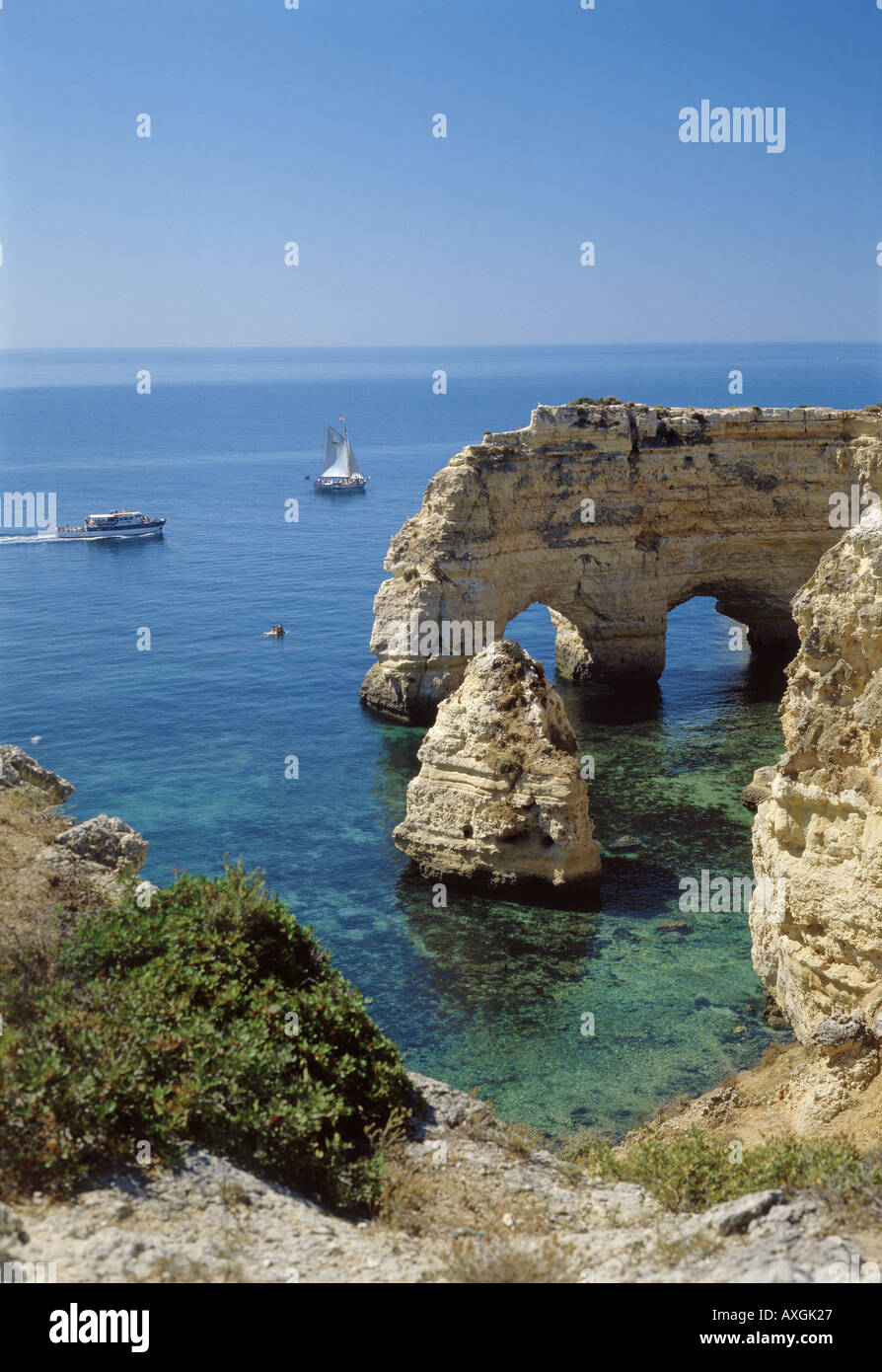 Il Portogallo, Algarve, formazioni rocciose e vista oceano tra Carvoeiro e Armacao de Pera a Praia da Marinha Foto Stock