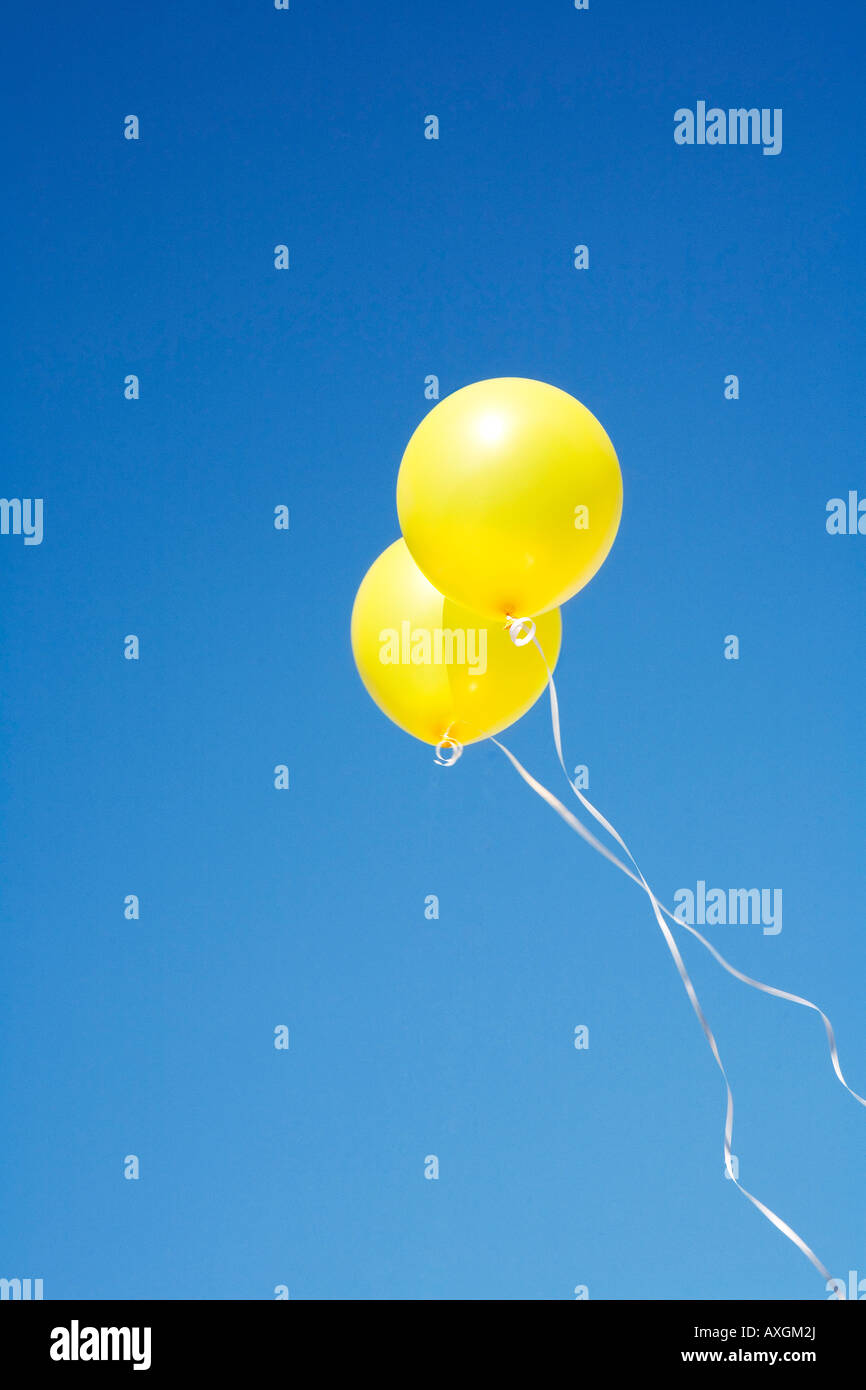 Due palloncini gialli nel cielo Foto stock - Alamy