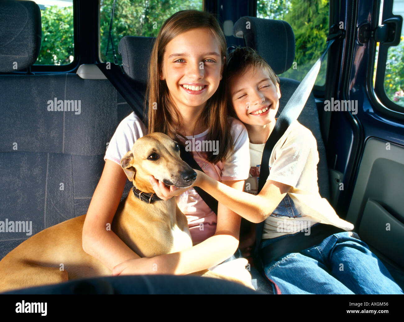 Parcheggio coperto e giorno ragazza adolescente brunette capelli lunghi  bambino ragazzo biondo 10 15 5 10 il fratello la sorella cintura di  sicurezza cinture di sicurezza allacciare sit ho Foto stock - Alamy