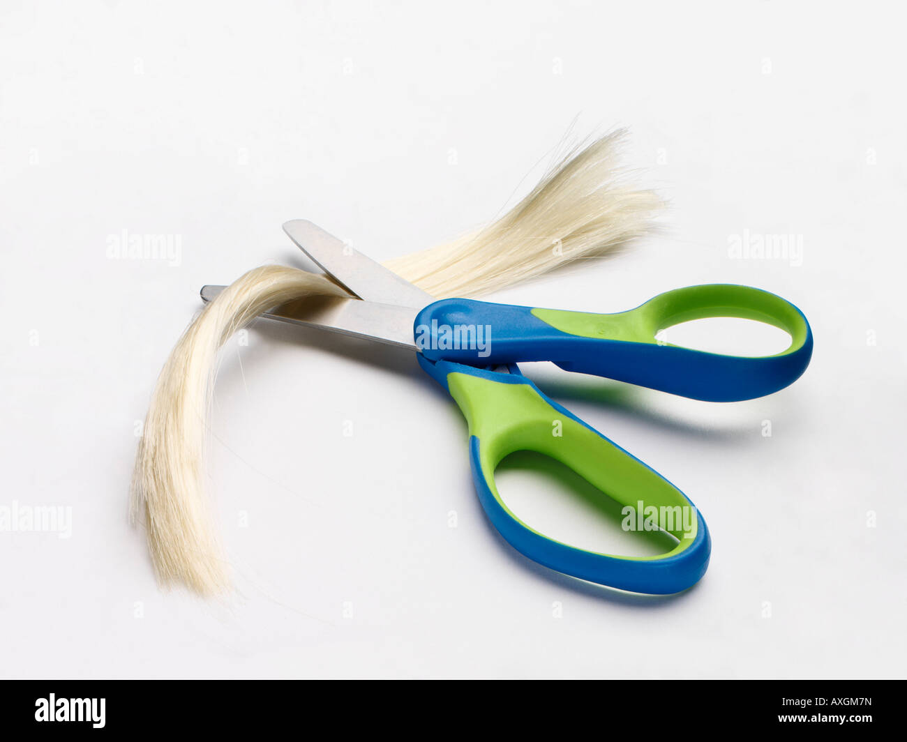 Per i bambini con delle forbici ciocca di capelli Foto Stock