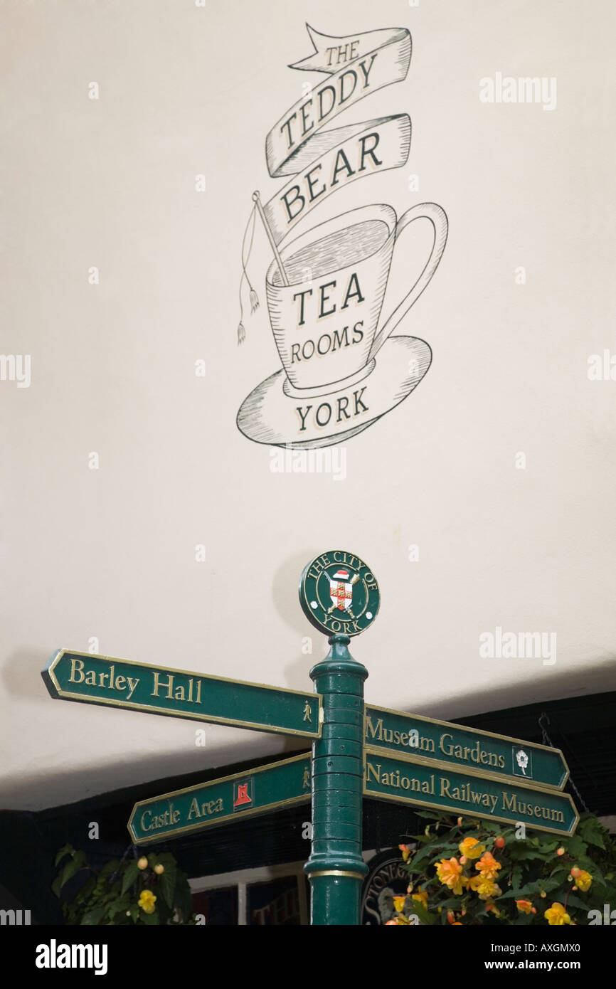 Cartello turistico da Teddy Bear sala da tè segno sulla parete in Stonegate nel centro città di York Yorkshire England Regno Unito Foto Stock