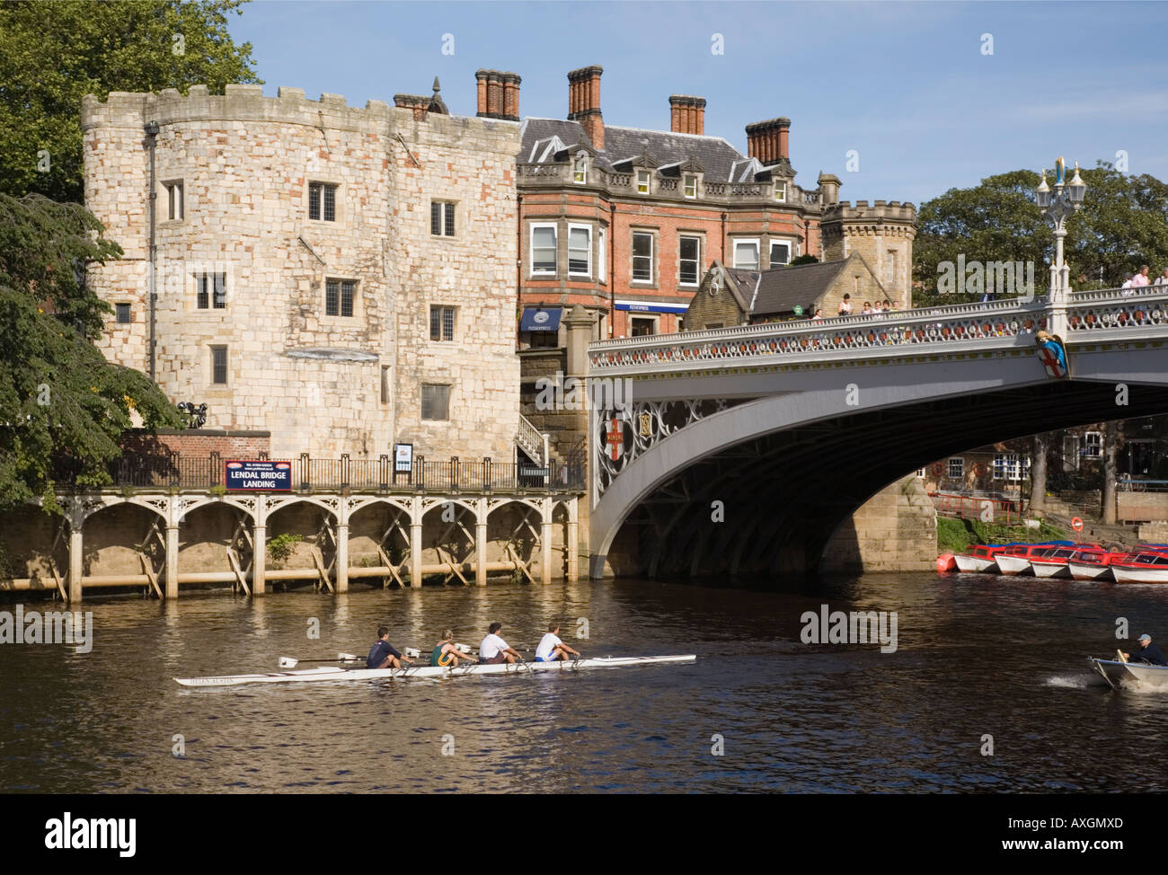 York Yorkshire England Regno Unito vogatori sul fiume Ouse dalla torre Lendal Victorian ornati in ferro battuto bridge Foto Stock