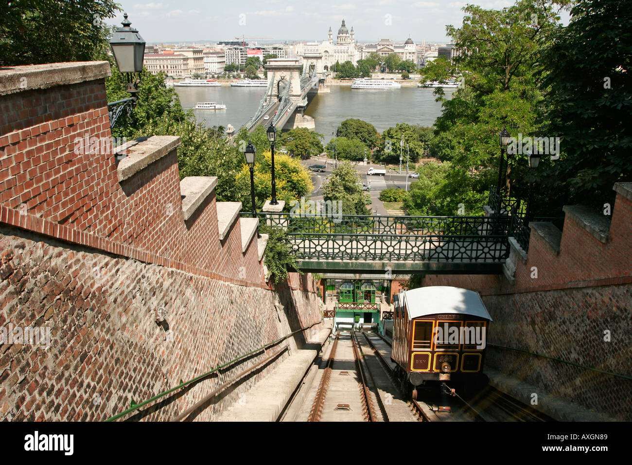 La funicolare e salendo la collina del castello a Budapest Ungheria Foto Stock