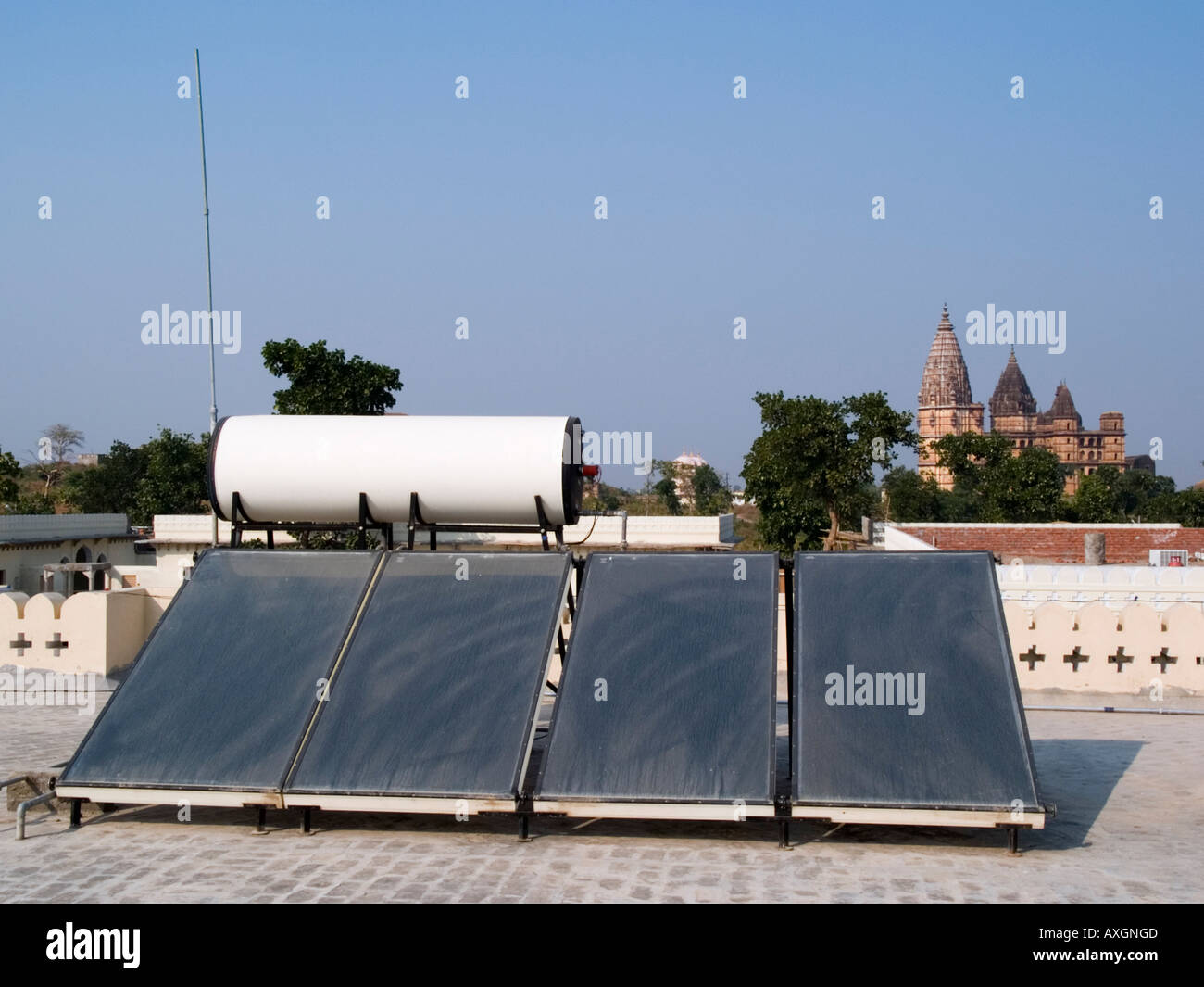 Pannelli solari sul tetto per il riscaldamento di acqua di nuovo hotel nel XVI secolo città Orchha Madhya Pradesh India Asia Foto Stock