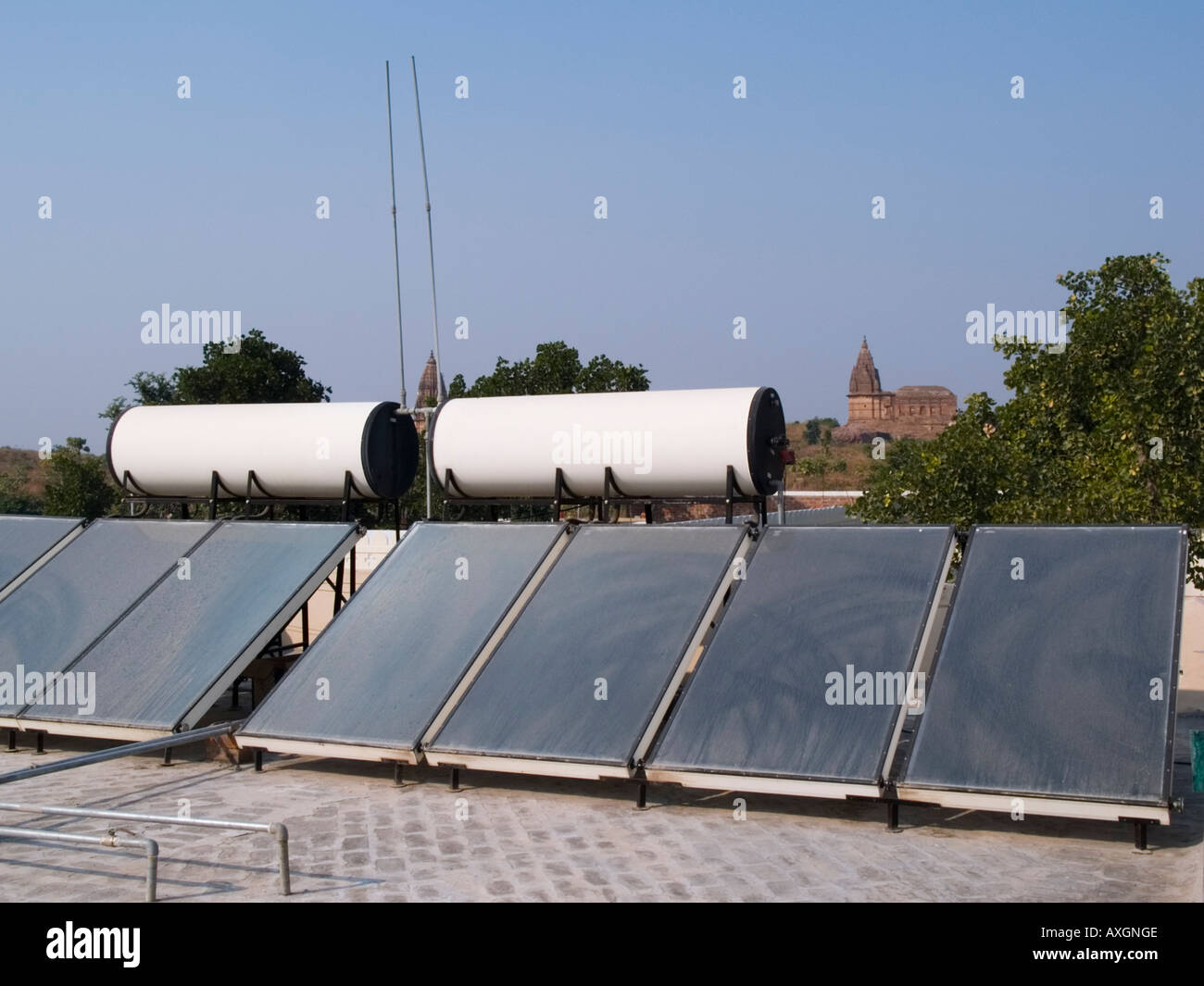 I pannelli solari per il riscaldamento di acqua sul tetto del nuovo hotel nel XVI secolo la città. Orchha Madhya Pradesh India Asia Foto Stock