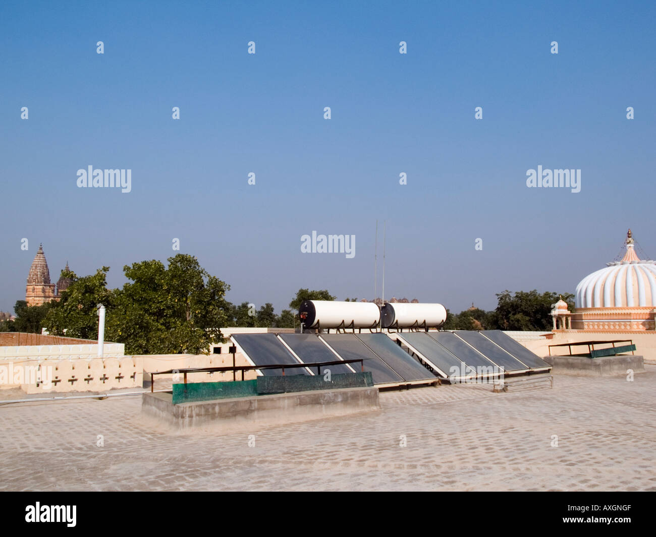 Pannelli solari sul tetto per il riscaldamento di acqua di alimentazione nuovo hotel nel XVI secolo città Orchha Madhya Pradesh India Asia Foto Stock