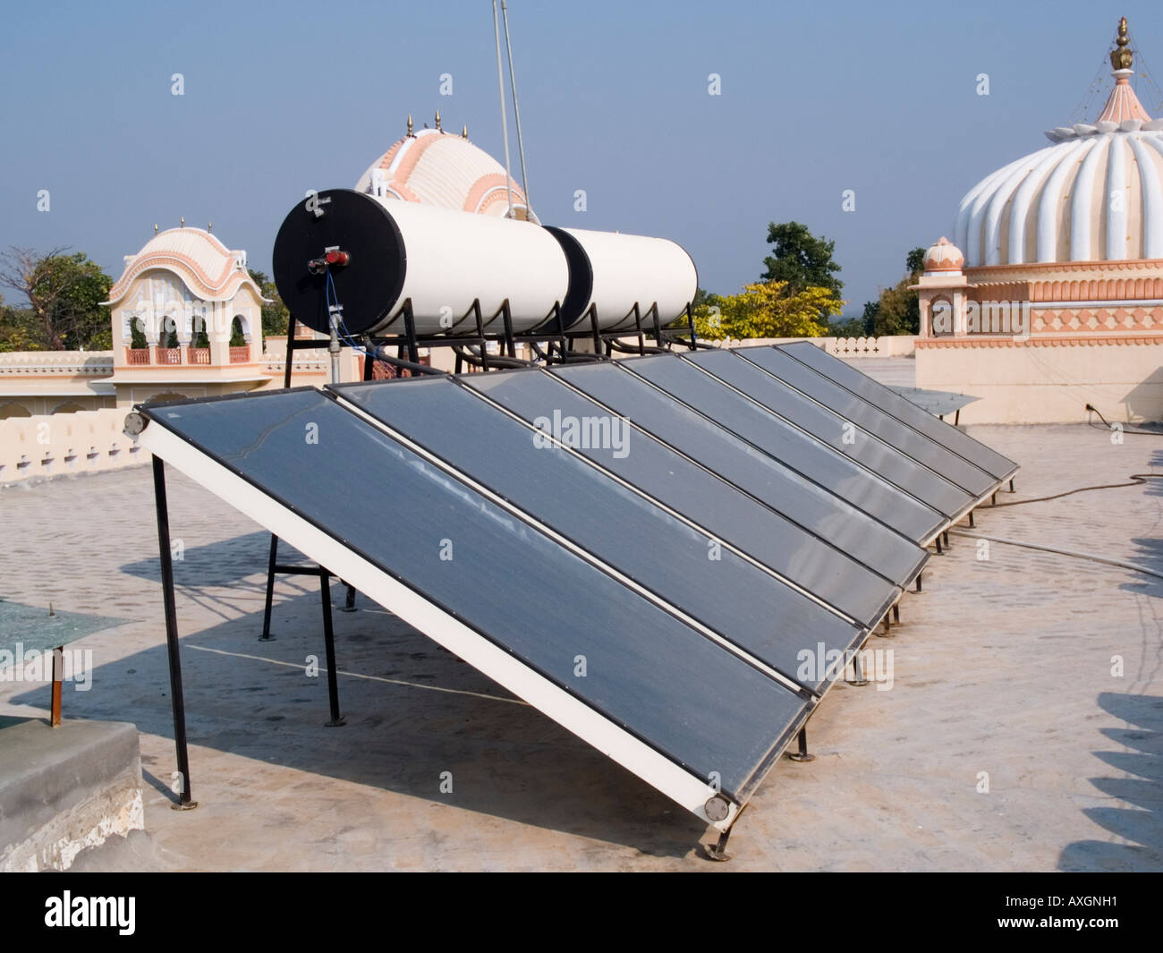 Pannelli solari sul tetto per il riscaldamento di acqua in un nuovo hotel nel XVI secolo città Orchha Madhya Pradesh India Asia Foto Stock