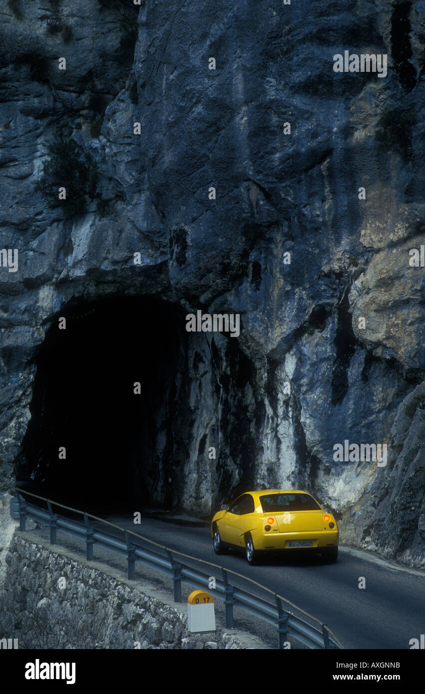 Giallo auto entrando in tunnel sulla D17 road nelle Alpi francesi Foto Stock