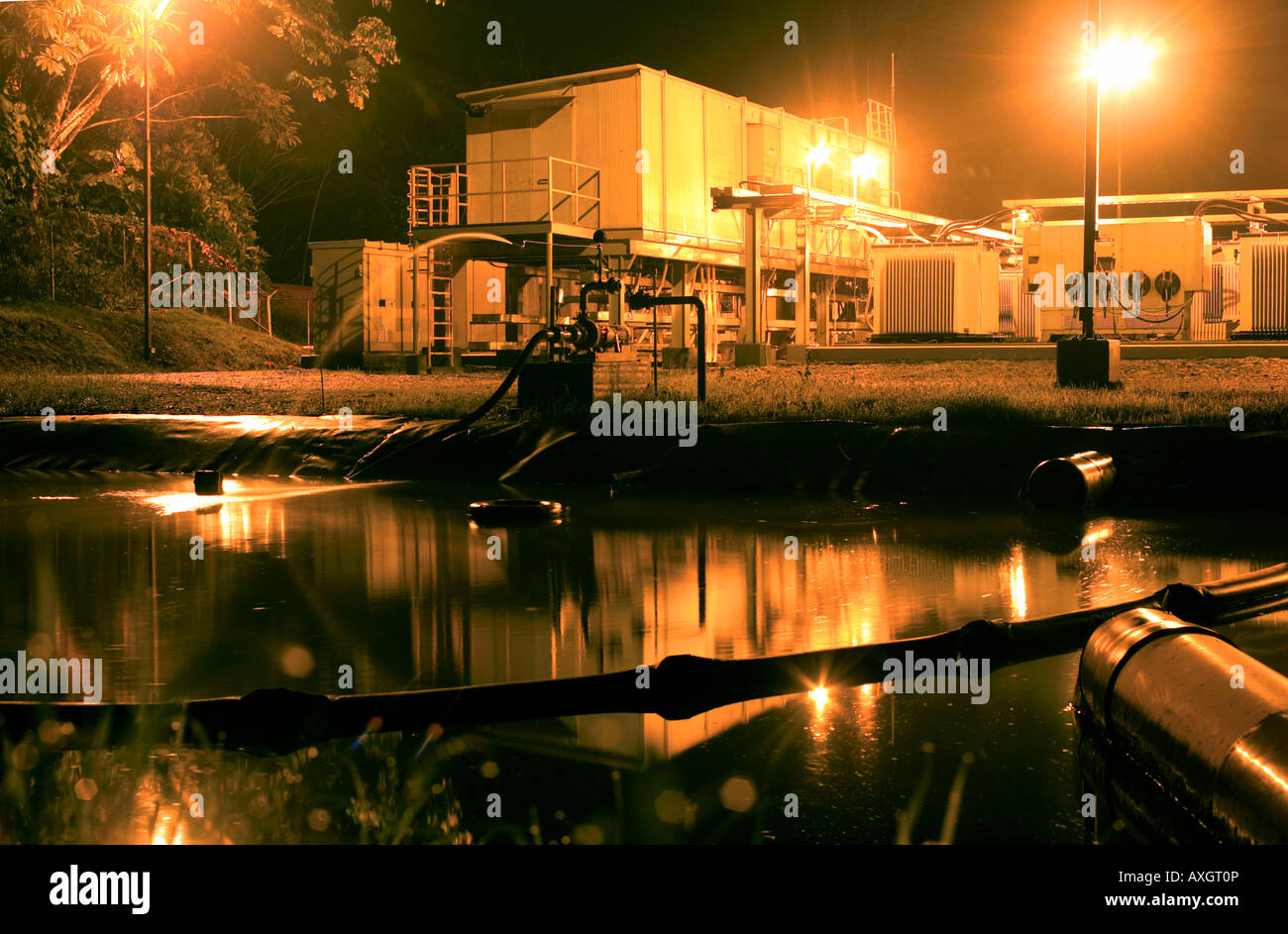 Il pozzo petrolifero con piscina di acqua di produzione in Amazzonia ecuadoriana Foto Stock