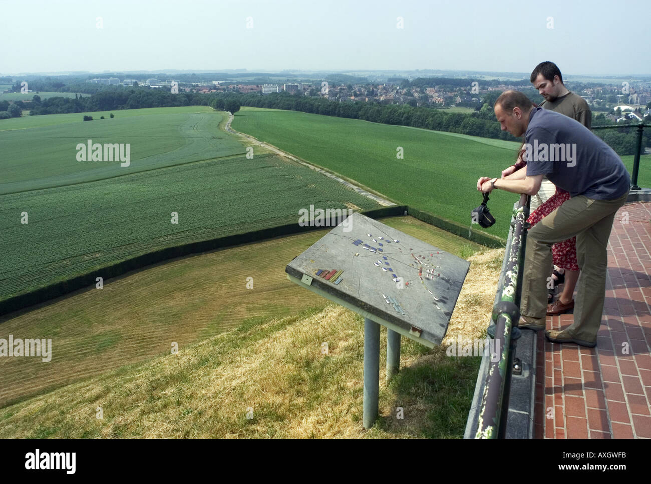 I turisti guardando il campo di battaglia di Waterloo sulla sommità del Butte du Lion Foto Stock