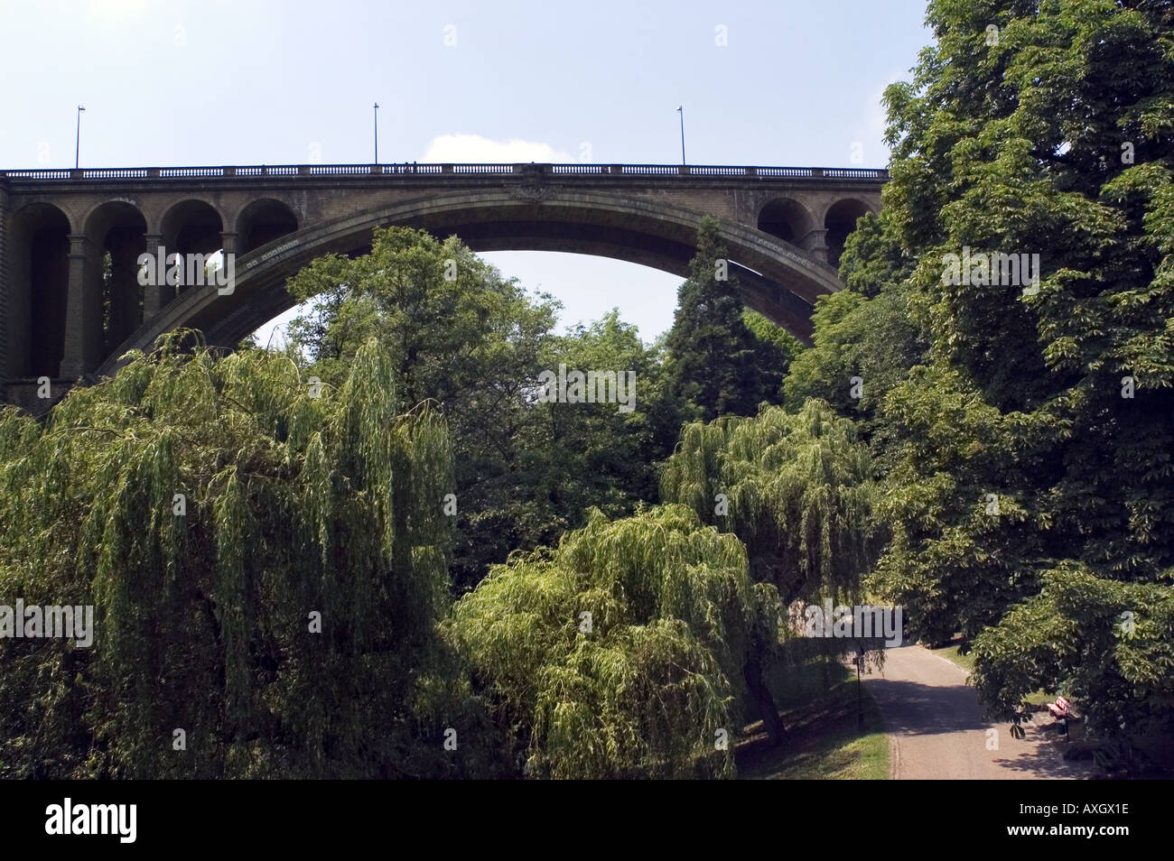 Giardino Pétrusse e Adolphe ponte in Lussemburgo Foto Stock