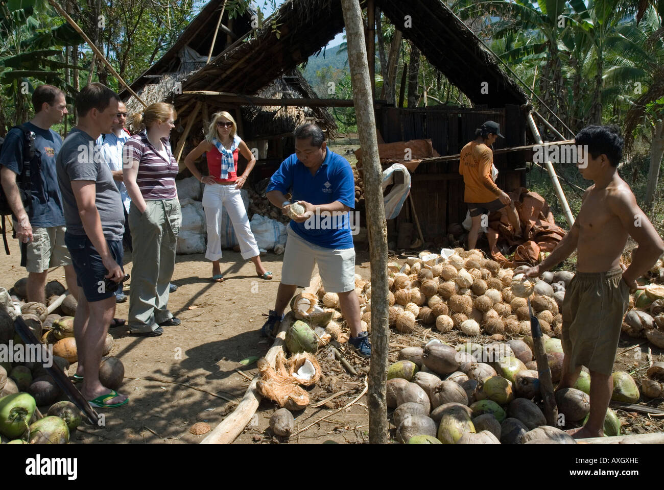 Visita turistica alla piccola noce di cocco produzione di copra Minahasa Highlands Sulawesi Utara Nord Sulawesi Indonesia Foto Stock