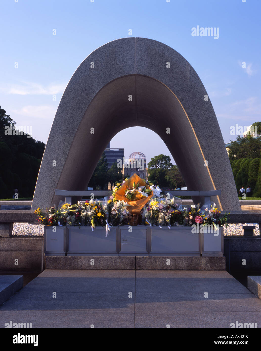 Il cenotafio nel Parco del Memoriale della Pace di Hiroshima. La Cupola di Bomba atomica in background è un sito Patrimonio Mondiale dell'UNESCO. Foto Stock