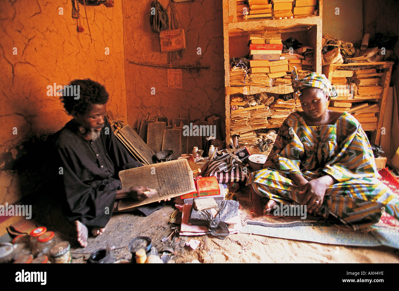 Witchdoctor, stregone la preparazione di una compressa scritto per un cliente, Agadez, Niger. Foto Stock