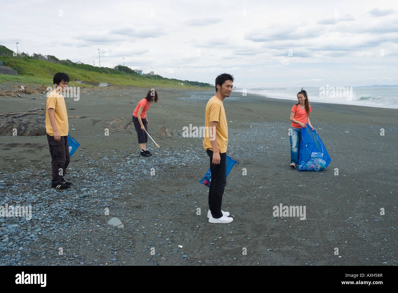 Giovani spiaggia di pulizia Foto Stock